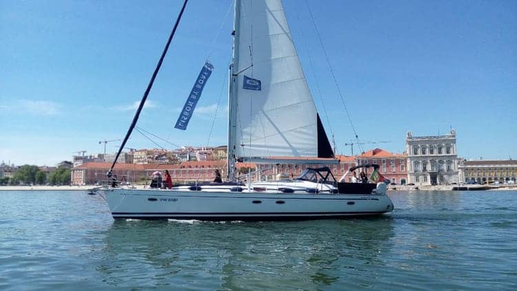 Passeio de Barco em Lisboa com Bebidas e Petiscos