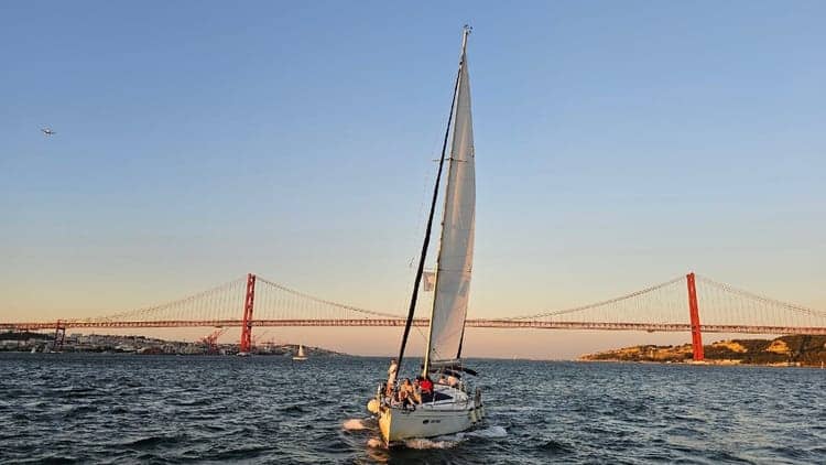 Passeio Privado de Barco ao Pôr do Sol em Lisboa com Bebidas