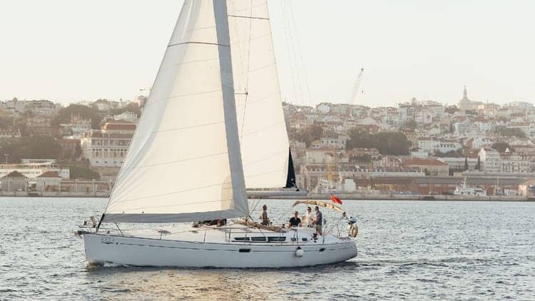 Passeio Privado de Barco em Lisboa com Bebidas e Petiscos