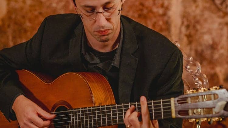 Espetáculo de Fado em Lisboa com Vinho em Local Histórico