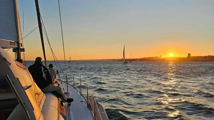 Passeio Privado de Barco ao Pôr do Sol em Lisboa com Bebidas
