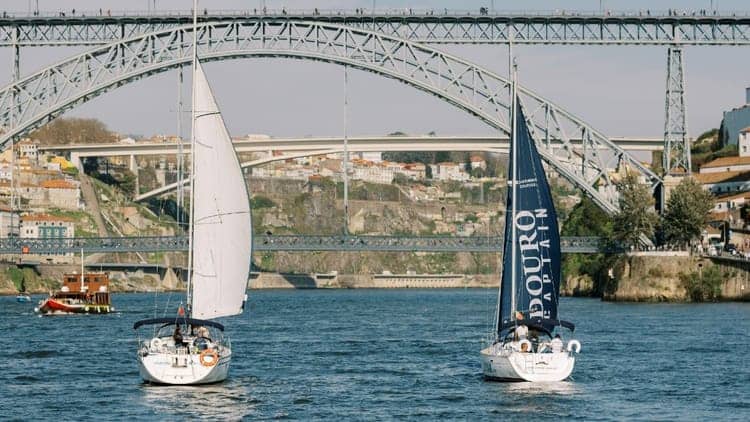 Passeio de Barco à Vela ao Pôr do Sol no Porto pelo Rio Douro