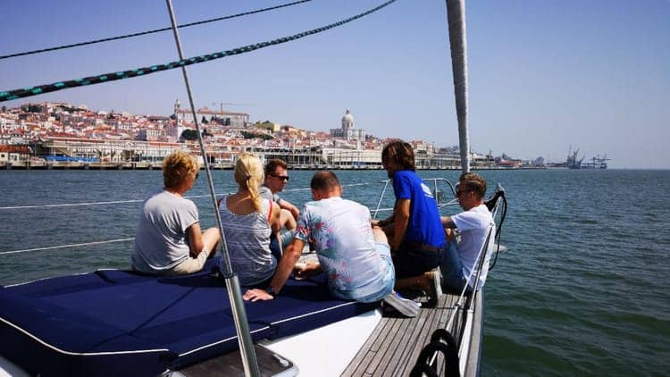 Passeio Privado de Barco em Lisboa com Bebidas e Petiscos