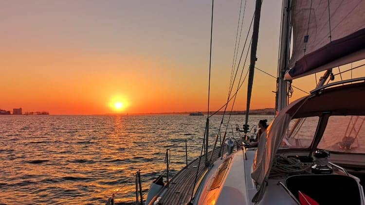 Passeio Privado de Barco ao Pôr do Sol em Lisboa com Bebidas