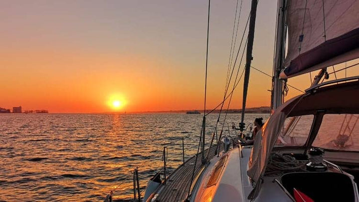 Passeio Privado de Barco ao Pôr do Sol em Lisboa com Bebidas